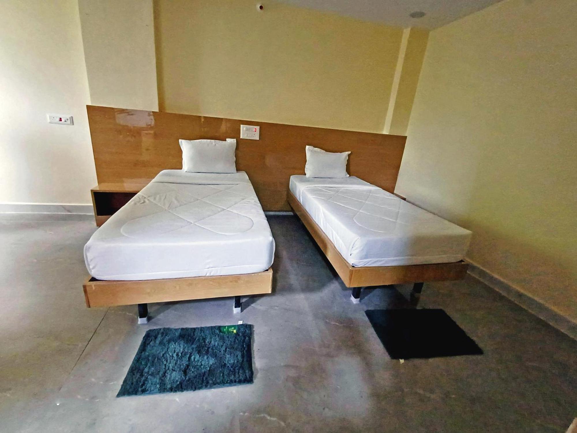 Udupi Deluxe Lodge Gulbarga Kalaburagi Exteriör bild